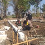 Polisi Ngawi Dampingi ICN Peduli Lakukan Bedah Rumah di Pitu
