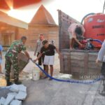 Babinsa Bersama Bhabinkamtibmas Berperan Aktif Bantu Warga Yang Kekurangan Air Bersih