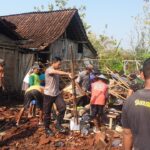 Di Ngawi, Sinergitas TNI Polri Bantu Rumah Warga yang Roboh diterjang Angin Kencang.