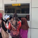 Sambut Hari Pahlawan, Satlantas Polres Ngawi Beri Kejutan Pemohon SIM 