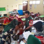 Bersama Petugas Kesehatan, Babinsa Koramil Ngawi Kota Laksanakan Imunisasi Bias Kepada Siswa -Siswi SDN 2 Kartoharjo 