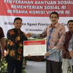 Kadinsos Ngawi Bersama Komisi VIII DPR RI Serahkan Bansos Dari Kemensos RI Kepada Penerima Manfaat 