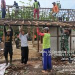 Pasca Di Sambar Petir, Anggota Koramil Kedunggalar Gotong -Royong Bantu Warga Bersihkan Rumah 