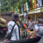 Cegah wabah penyakit dan bencana banjir, Anggota Kodim Ngawi Bersama Warga Gotong Royong Bersihkan Sampah di Pasar.