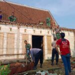 Gerak Cepat, Anggota Koramil 01/Ngawi Bantu Warga Yang Rumahnya Rusak Di Terpa Angin Kencang 