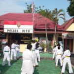 Kompaknya Warga dan Polisi Ngawi Latihan Beladiri di Polsek Pitu