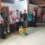Upaya Cegah Stunting, Babinsa Koramil Karanganyar Dampingi Penyerahan Bantuan PMT