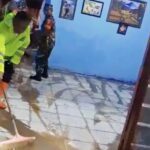 Kompak, TNI Polri Ngawi Bantu Bersihkan Rumah Warga Terdampak Luapan Sungai Sawur di Mantingan 