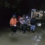Bergerak Sigap, Babinsa Koramil 0805/12 Mantingan dan Instansi Terkait Bantu Evakuasi Banjir Luapan Sungai