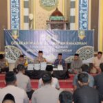 Sambut Ramadhan Polres Lamongan Waqaf 973 Al-Qur'an ke Masjid dan Mushola