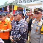 Kapolda Jatim Dampingi Kepala Staf TNI AL Serahkan Bansos Untuk Warga Bawean yang Terdampak Gempa