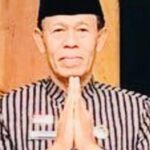 Bambang Suryo, S, SE, MM Kades Karanggupito Bersama Perangkat Desa Bagikan BLT DD Tingkatkan Kesejahteraan Warganya. 