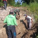 Babinsa Pos Ramil Pitu Gotong Royong Perbaiki Talud Bersama Masyarakat. 