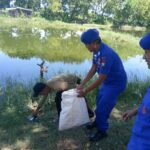 Peduli Lingkungan Polresta Sidoarjo Bersama Warga Bersihkan Sampah di Pesisir Pantai