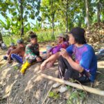 Pererat Keakraban Dengan Warganya, Babinsa Posramil 0805/17 Pitu Laksanakan Komsos di Desa Binaan.