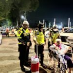 Aksi Polwan Polres Lumajang Sigap Bantu Calon Jamaah Haji Lansia