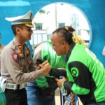 Tebar Kepedulian, Polresta Malang Kota Ajak Taruna Akpol Gelar Bansos untuk Driver Ojol dan Kamling Udara