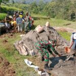 Bersama Warga, Babinsa Koramil Ngrambe Gotong Royong Perbaiki Saluran Irigasi Sawah