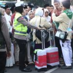 Ramah Lansia Puluhan Polwan Polres Trenggalek Dikerahkan Bantu Calon Jamaah Haji