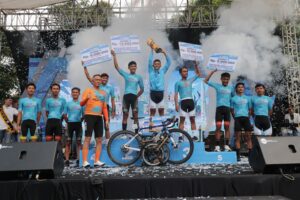 Kapolda Jatim Serahkan Medali Untuk Para Juara Tour de Panderman di Kota Batu