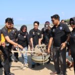 Gerakan Peduli Lingkungan Polres Pamekasan Bersama Media dan Komunitas Vespa Bersihkan Pantai