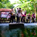 Dukung Ketahanan Pangan, Kapolres Ngawi Tebar 780 Benih Ikan Nila Jelang Hari Bhayangkara ke-78