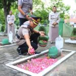 Waka Polres Ngawi Pimpin Ziarah ke Taman Makam Pahlawan di Hari Bhayangkara ke - 78