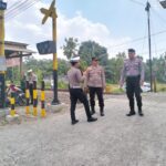 Cegah Laka, Polisi Edukasi Relawan Perlintasan KA Tanpa Palang Pintu di Tulungagung