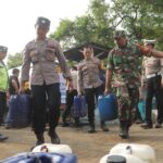 Polres Mojokerto Salurkan 32 Liter Air Bersih Untuk Warga di Kaki Gunung Penanggungan