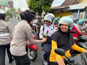 Sambut Hari Jadi ke - 76 Polwan Polres Lumajang Gelar Aksi Simpatik Sosialisasikan Kamseltibcarlantas