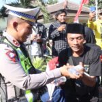 Humanis Polisi Berbagi Air Mineral Untuk Peserta Unras di Situbondo