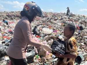 Peringati Hari Jadi ke -76 Polwan Polres Jember Salurkan Bantuan Sosial di TPA