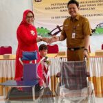 Drs,Suwata,Msi Kepala Dikpora Magetan Berikan Bantuan Kursi Roda Kepada Salah Satu Siswa SDN Sombo, Poncol Penderita Celebral Palsy