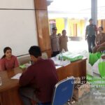 Babinsa Bringin Melaksanakan Pengamanan Penyaluran Bantuan Pangan untuk Cegah Stunting di Wilayahnya.