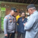 Polisi Ngawi Bersama Relawan, Sigap Tangani Kebakaran Salah Satu Rumah Warga di Karangjati