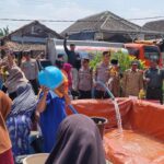 *Polres Lamongan Salurkan 112 Ribu Liter Air Bersih Untuk Warga Terdampak Kemarau di 16 Desa 6 Kecamatan*