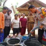 Droping Air Bersih di Desa Dayakan Polres Ponorogo Akan Bangun Sumur Bor Lagi