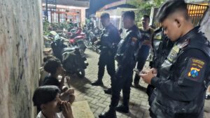 Polisi dan Warga Amankan Lima Orang Anggota Gengster di Pasar Kembang Surabaya