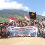 Hari Jadi ke -76 Polwan Polres Mojokerto Kibarkan Bendera Merah Putih di Puncak Gunung Pundak