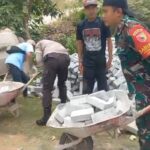 Bersama Warga,Babinsa Koramil Jogorogo Gotong Royong Pasang Paving