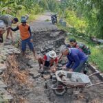 Bersama Warga Babinsa Pitu Perbaiki Jalan Rusak Di Wilayah Binaannya 