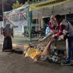 Kepala DLH Bersama Kabid PSL B3 Kerahkan 3 Armada Truk dengan 70 Petugas, Bersihkan Sampah Pasca Specta Carnival