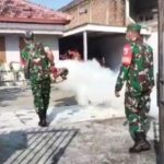 Peduli Kesehatan Warga, Babinsa Koramil 02/Paron Bersama Petugas Kesehatan Lakukan Fogging