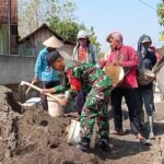 Wujud Kemanunggalan TNI, Babinsa Koramil Karanganyar Karya Bakti Bersama Masyarakat 