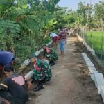 Tumbuhkan Semangat Gotong Royong, Babinsa Bantu Pasang Paving Block