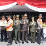 Tunjukkan Hubungan Yang Harmonis, Kapolres Ngawi Bersama Jajaran Berikan Surprise Pada HUT TNI Ke 79 