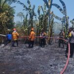 Gercep, Polisi Ngawi Bantu Padamkan Kebakaran di Water Boom Paron