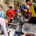 Sinergitas Polres Ponorogo bersama TNI dan Warga Bersihkan Lingkungan Cegah Banjir