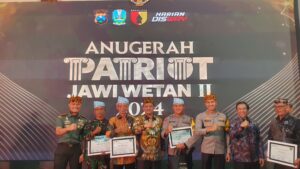 Pak Bhabin Polres Jember dan Tiga Pilar Desa Pontang Raih Anugerah Patriot Jawi Wetan II