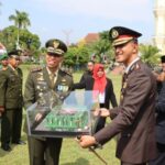 Soliditas TNI-Polri di Magetan, Kapolres Berikan Kejutan Kue untuk HUT Ke-79 TNI